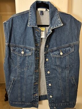 NWT Universal Thread Men’s Blue Denim Vest Jacket, Size M but tag says S